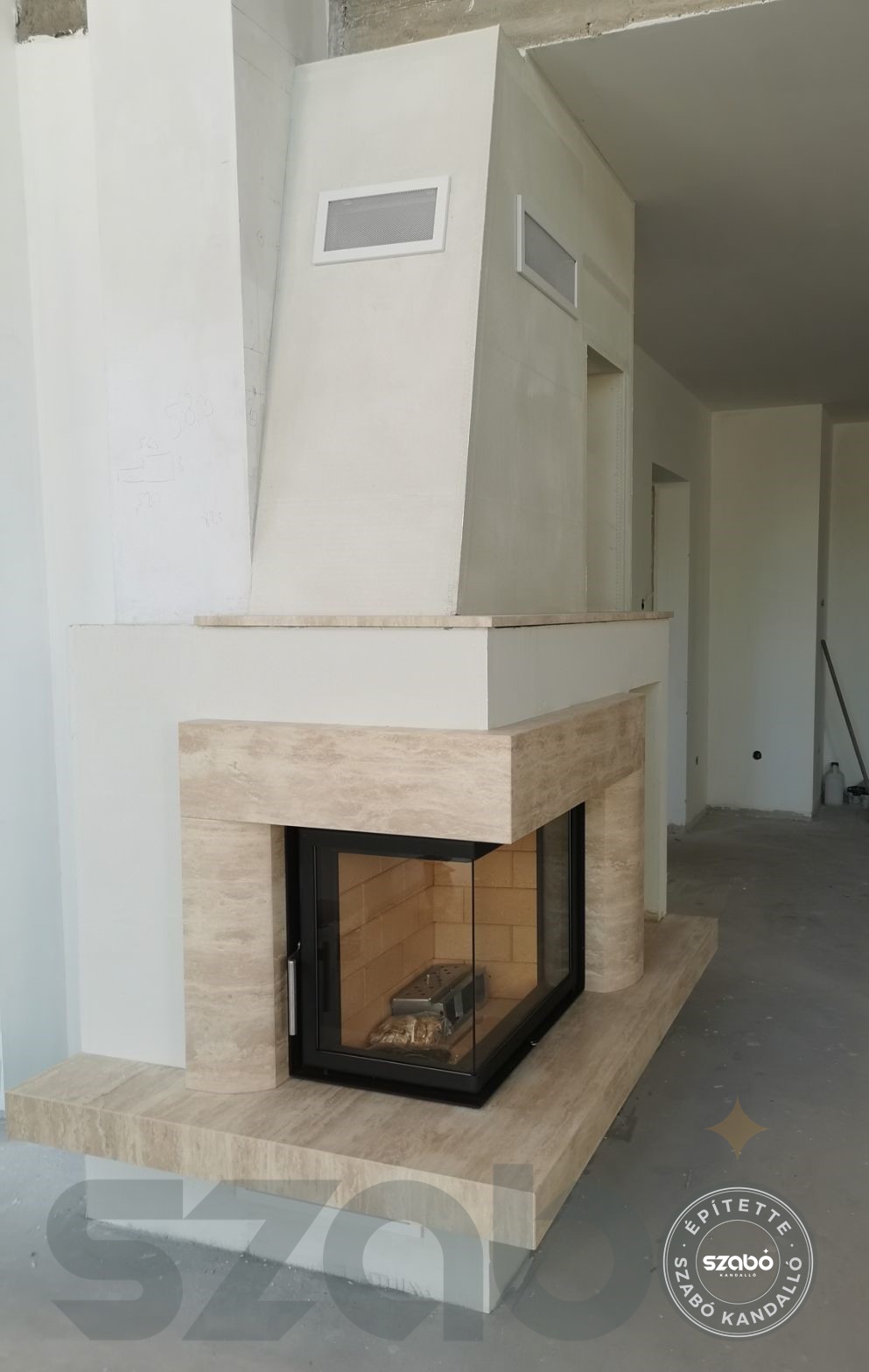 155. Modern sarokkandalló, Kobok 2 oldalon üveges tűztérrel, Szabó Kandalló