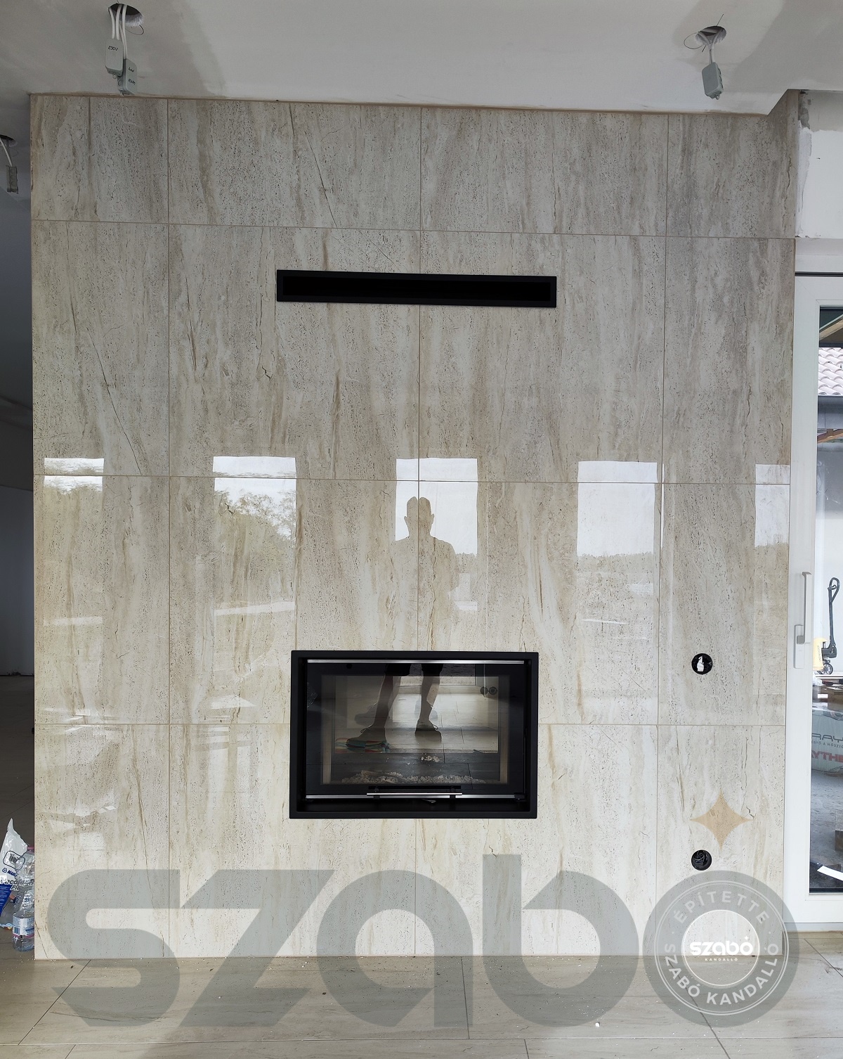 156. Térelválasztó kandalló, Kobok elöl-hátul üveges tűztérrel, Szabó Kandalló