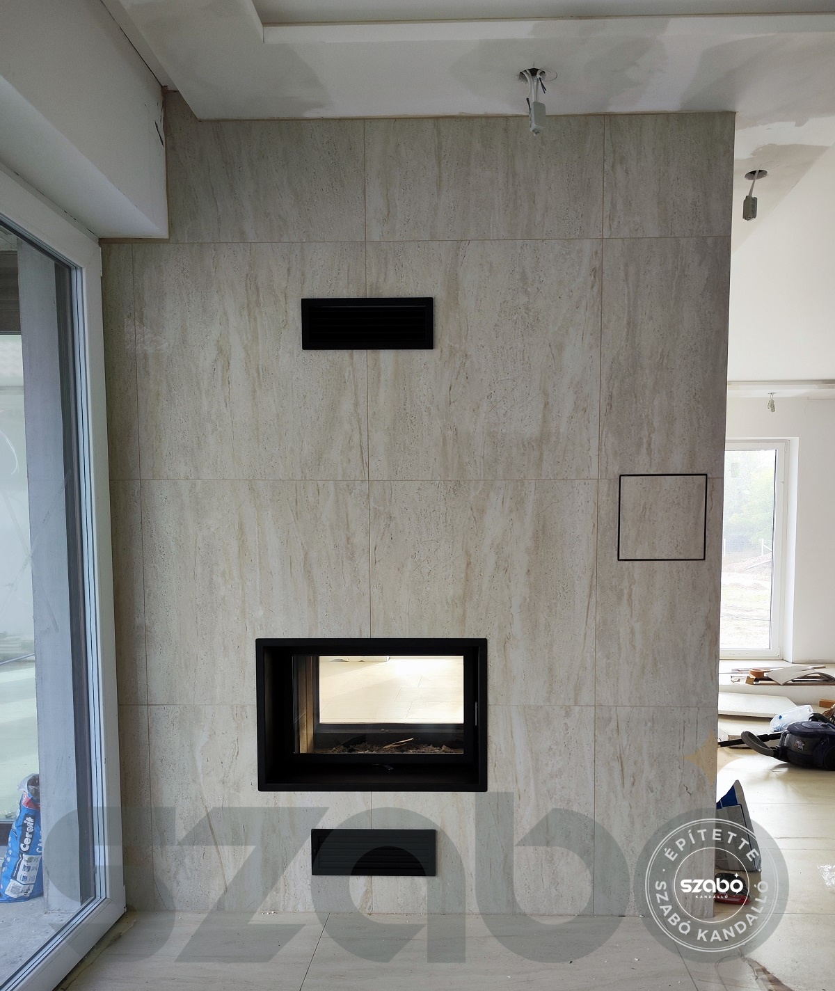 156.a Térelválasztó kandalló, Kobok elöl-hátul üveges tűztérrel, Szabó Kandalló