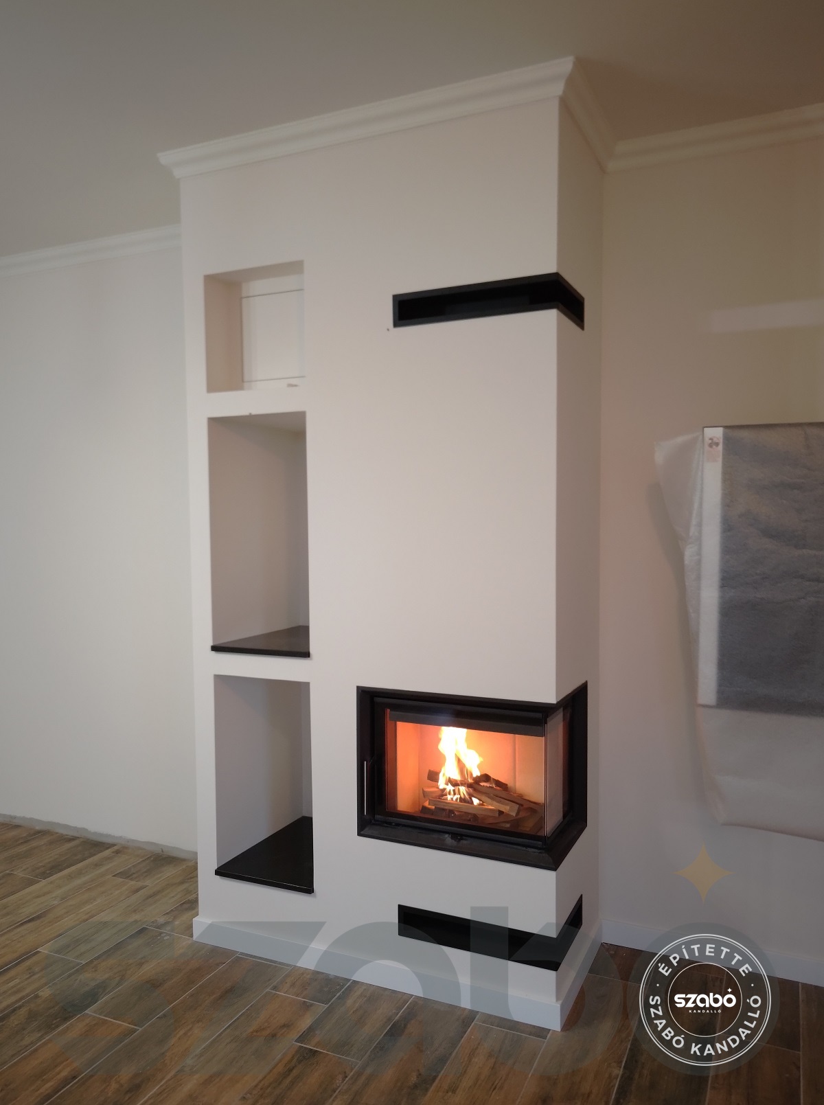 157. Modern sarokkandalló, ROMOTOP 2 oldalon üveges tűztérrel, első begyújtás, Szabó Kandalló