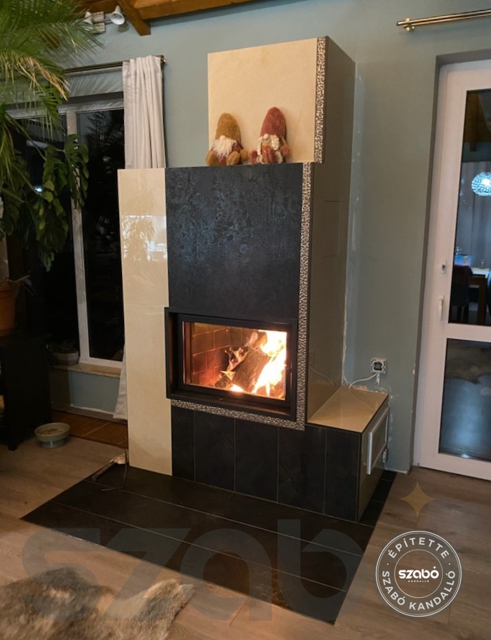 158. Modern kandalló, KOBOK síküveges, vízteres tűztérrel, első begyúját - Szabó Kandalló