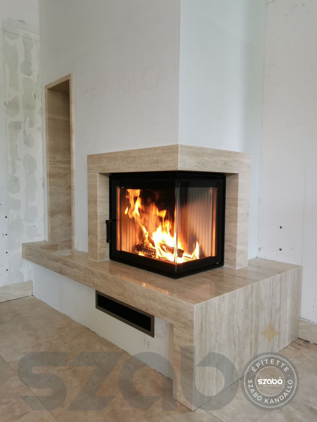 166.a Modern sarokkandalló, HOXTER síküveges, vízteres tűztérrel, első begyújtás, Szabó Kandalló