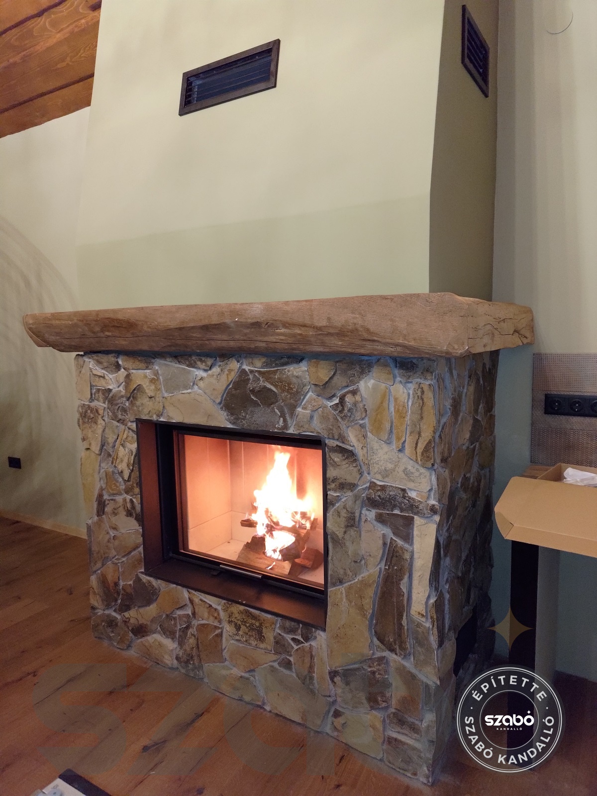 170. Rusztikus kandalló, Romotop síküveges tűztérrel, első begyújtás, Szabó Kandalló
