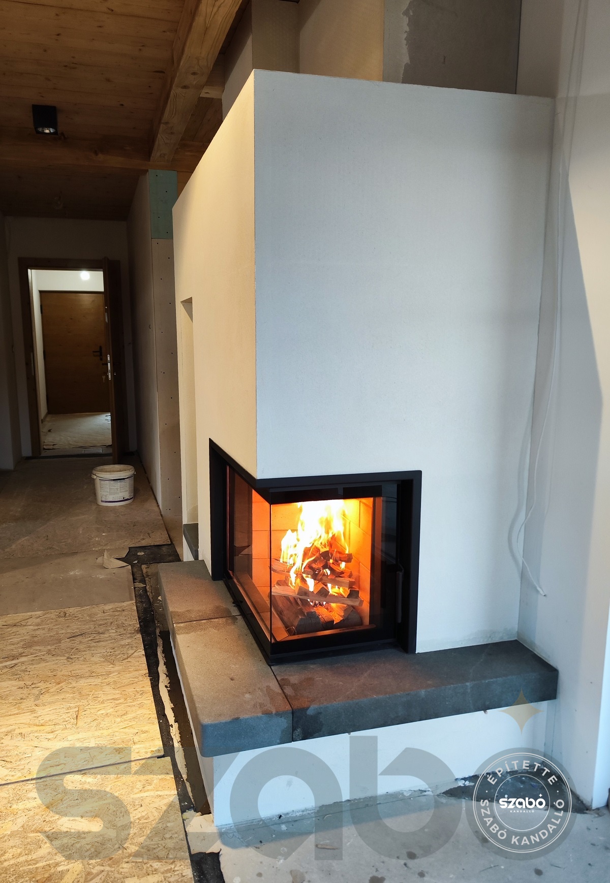 185.c Modern kandalló, Kobok Chopok 2 oldalon üveges tűztérrel, első begyújtás, Szabó Kandalló