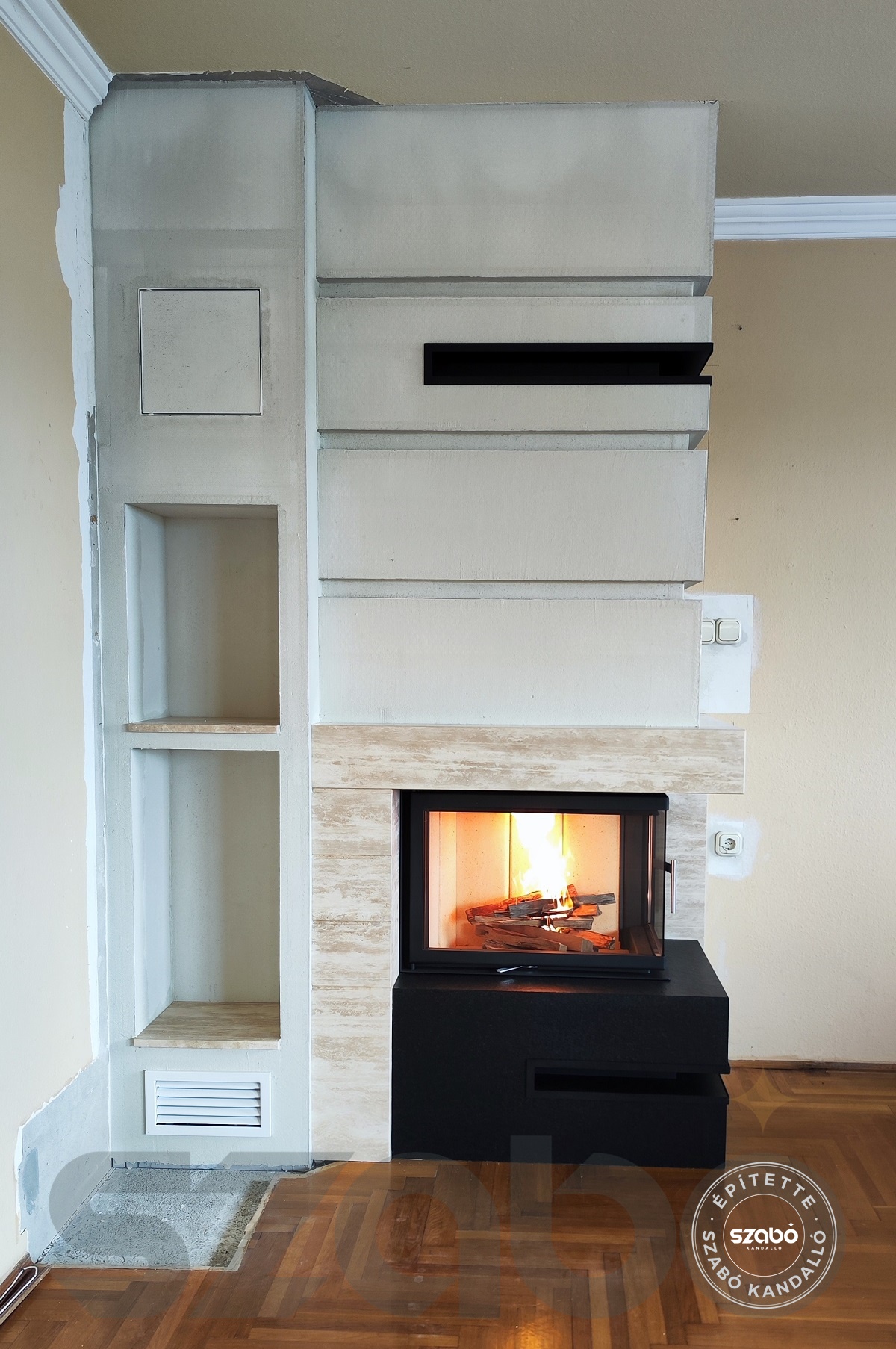 187. Modern kandalló, Kobok Kazeta 2 oldalon üveges tűztérel, első begyújtás, Szabó Kandalló