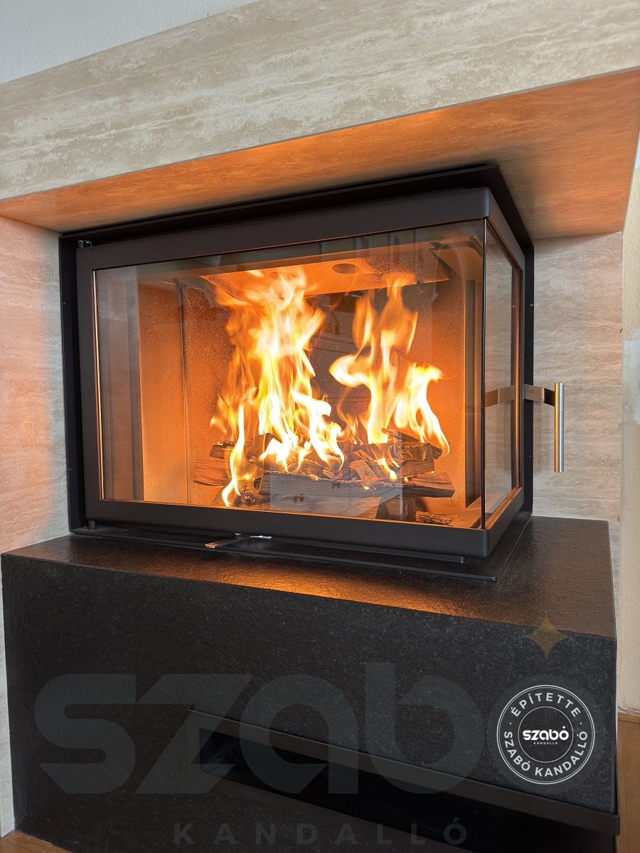 187.c Modern kandalló, Kobok Kazeta 2 oldalon üveges tűztérel, első begyújtás, Szabó Kandalló