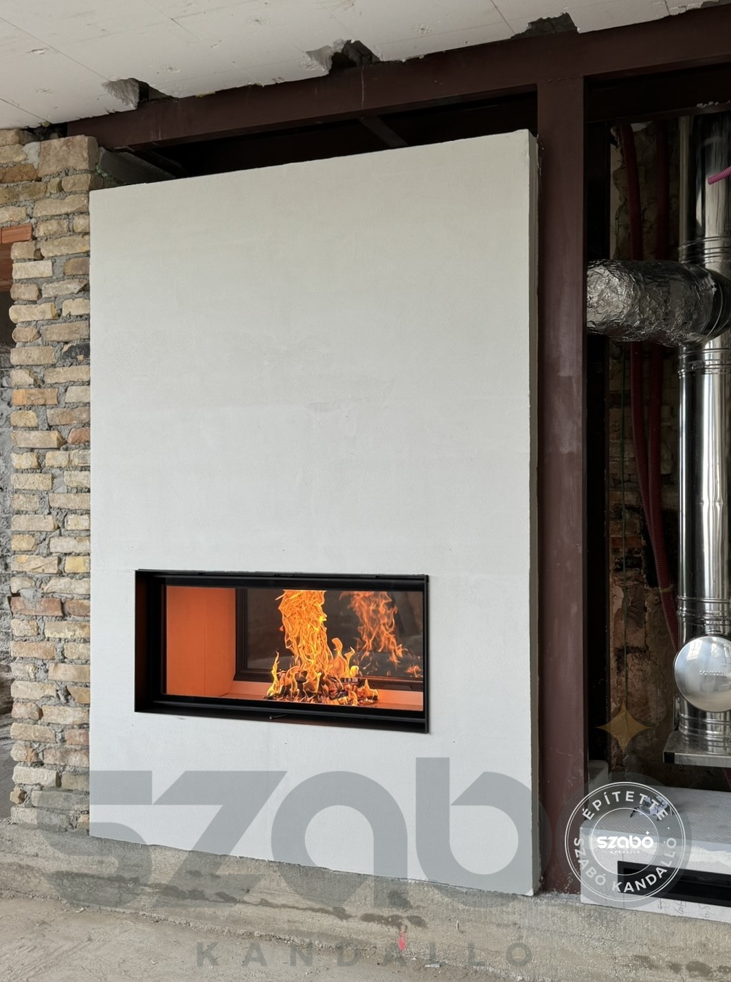 207. Minimál kandalló Brunner elöl-hátul üveges tűztérrel, első begyújtás, Szabó Kandalló