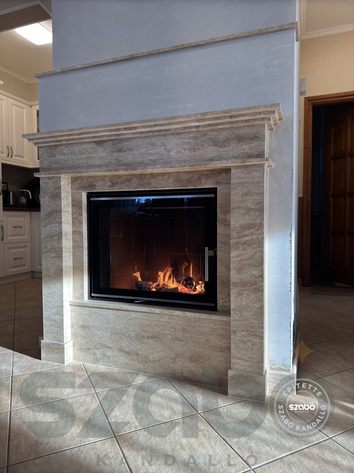 210.a Modern kandalló Kobok Chopok síküveges tűztérrel, első begyújtás, Szabó Kandalló