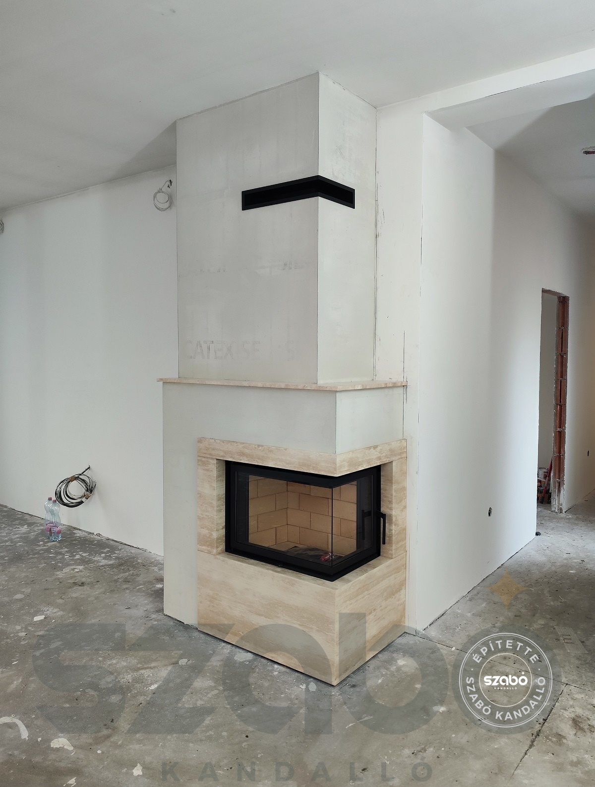 215.a Modern kandalló, Kobok Kazeta 2 oldalon üveges tűztérrel, Szabó Kandalló