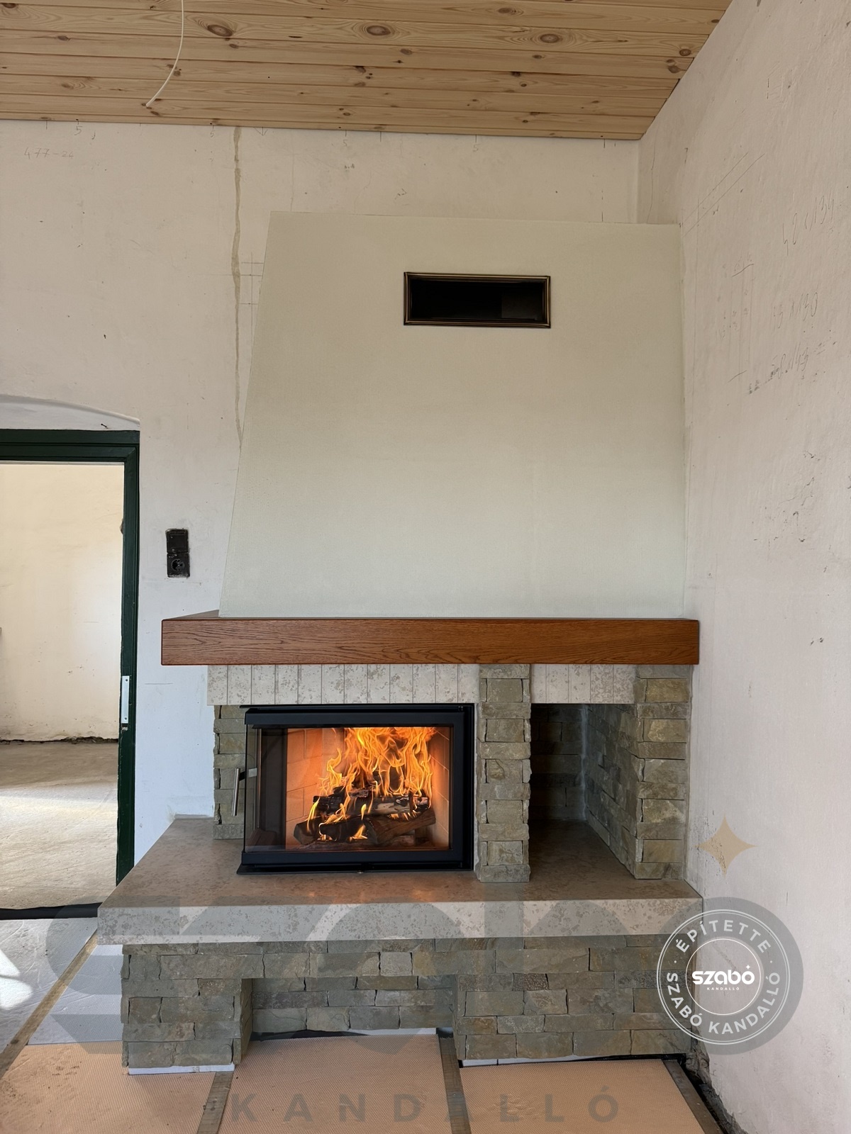 221. Rusztikus kandalló Kobok Chopok 2 oldalon üveges tűztérrel, első begyújtás