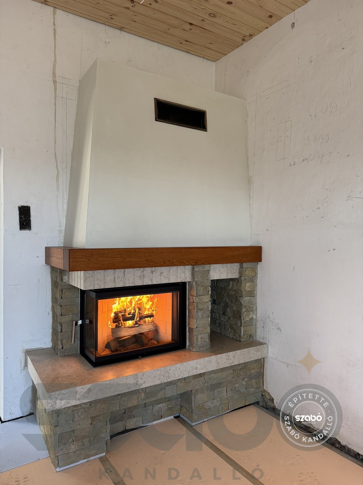 221.a Rusztikus kandalló Kobok Chopok 2 oldalon üveges tűztérrel, első begyújtás