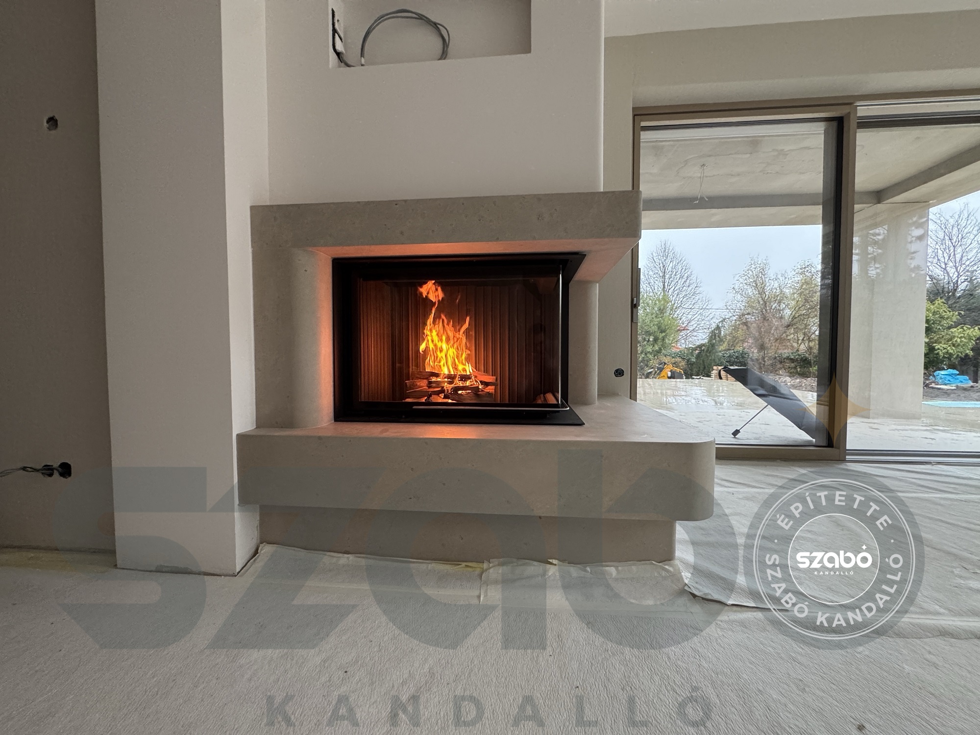 224.c Modern kandalló, Brunner 2 oldalon üveges tűztérrel, első begyújtás, Szabó Kandalló